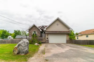 Detached in Kenora