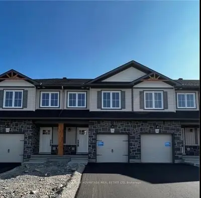 Att/Row/Townhouse in Smiths Falls