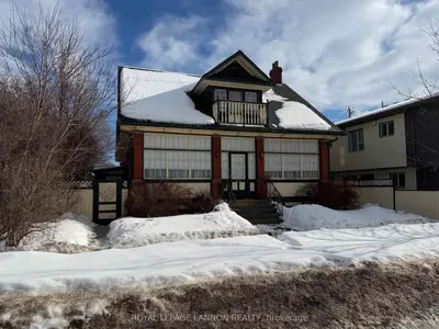 Detached in Thunder Bay
