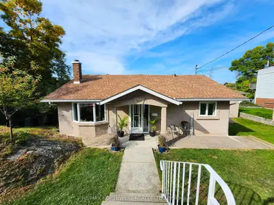 Detached in Kenora