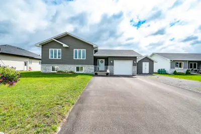 Detached in Bonnechere Valley