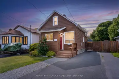 Detached in Thunder Bay