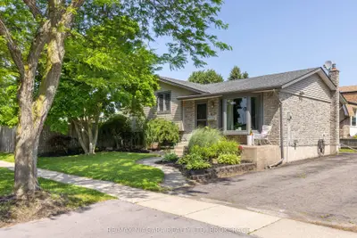 Detached in Niagara Falls