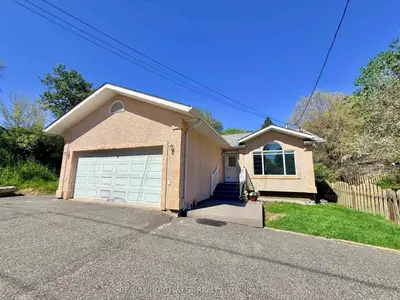 Detached in Kenora
