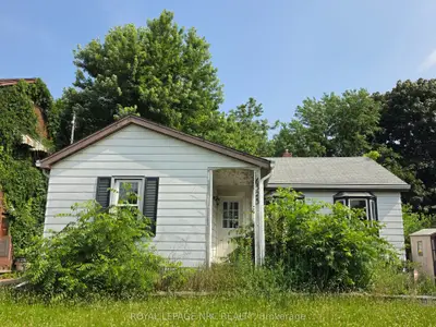 Detached in Niagara Falls