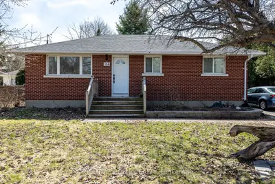 Detached in Meadowlands - Crestview and Area
