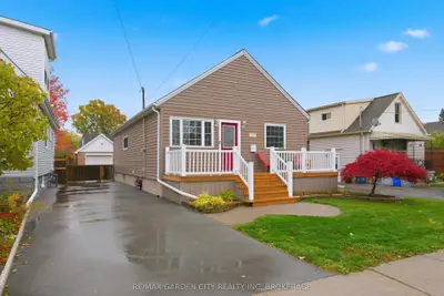 Detached in Niagara Falls