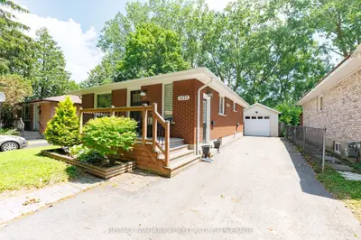 Detached in Niagara Falls