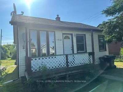 Detached in Thunder Bay