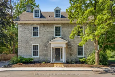 Semi-Detached in New Edinburgh - Lindenlea