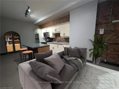 Att/Row/Townhouse in Hamilton