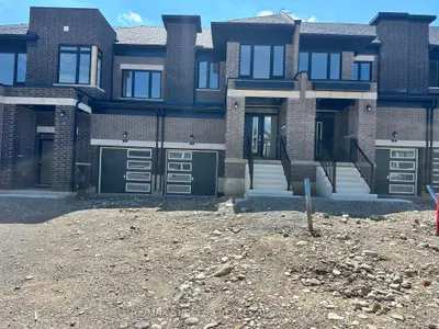 Att/Row/Townhouse in Brant