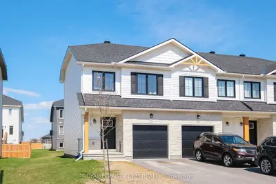 Att/Row/Townhouse in Smiths Falls