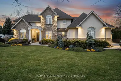 Detached in Niagara Falls