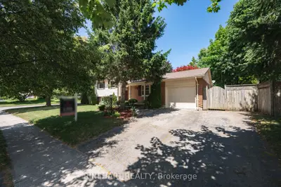 2 Lloyd Manor Crescent, London North, On N6h 3z3