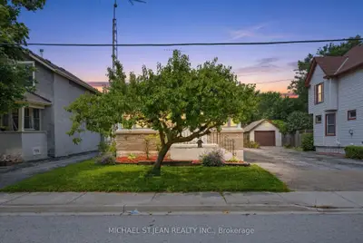 Detached in Niagara Falls