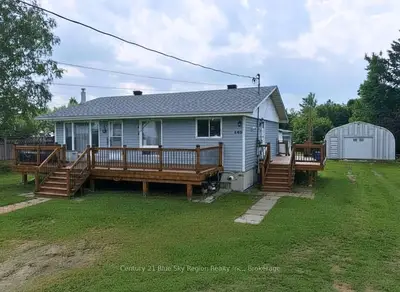 Detached in Mattawa