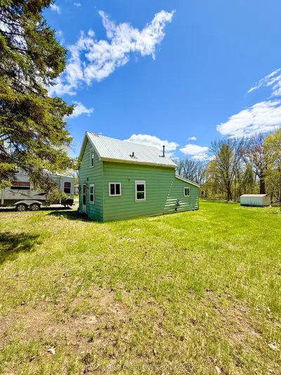 Detached in Deseronto