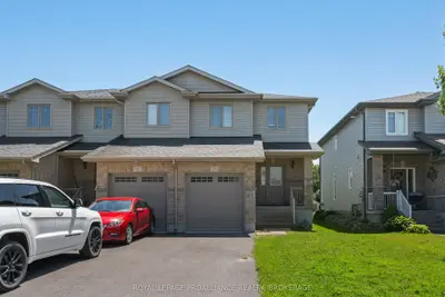 Att/Row/Townhouse in Kingston