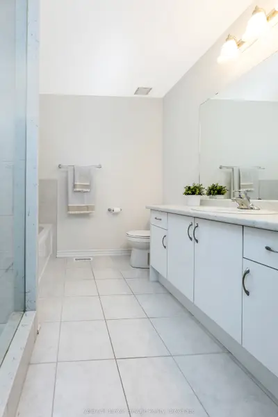 Att/Row/Townhouse in Brant
