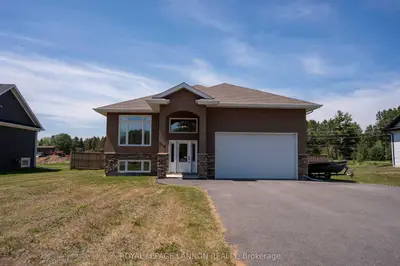 Detached in Thunder Bay