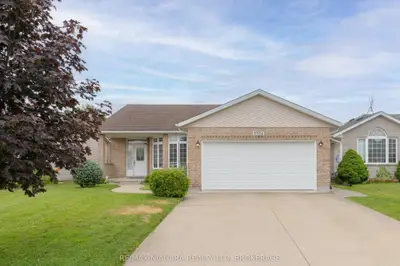 Detached in Niagara Falls