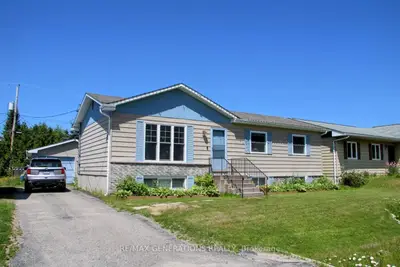 Detached in Manitouwadge