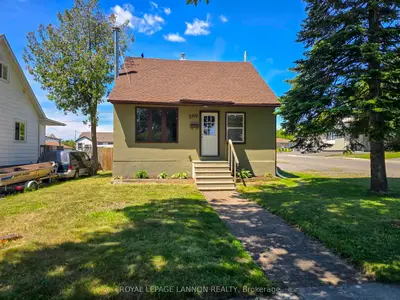 Detached in Thunder Bay