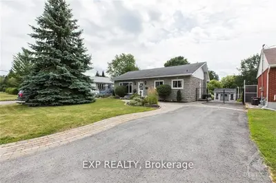 Detached in Beacon Hill North - South and Area