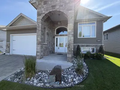 Detached in Thunder Bay