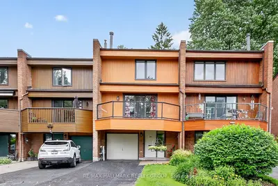 Att/Row/Townhouse in Crystal Bay - Rocky Point - Bayshore