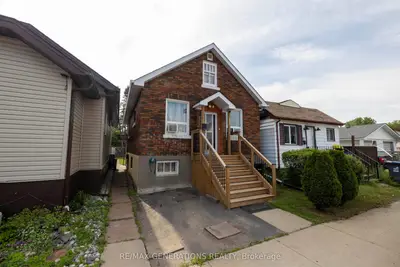Detached in Thunder Bay