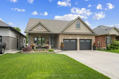 Detached in Niagara Falls