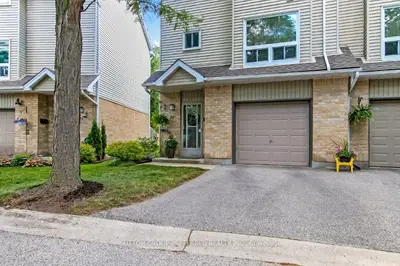 1990 Wavell Street 12, London East, On N5v 4n5