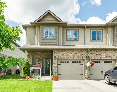 Att/Row/Townhouse in Woodstock