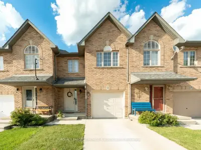 Condo Townhouse in Hamilton
