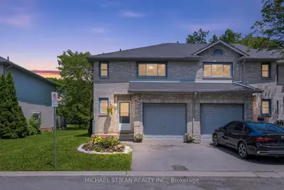 Condo Townhouse in Hamilton