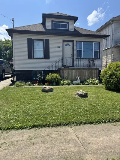 Detached in Niagara Falls