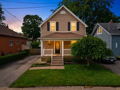 Detached in Niagara Falls