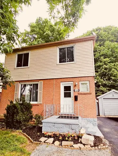 Detached in Niagara Falls