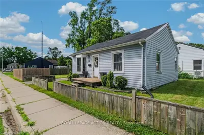 Detached in Brantford