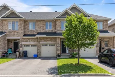 Att/Row/Townhouse in Kanata