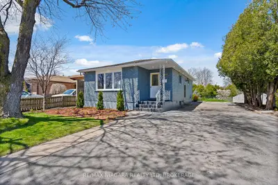 Detached in Niagara Falls