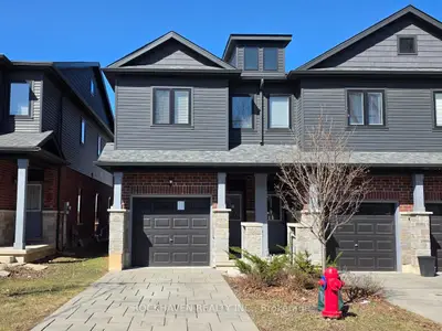 Att/Row/Townhouse in Hamilton