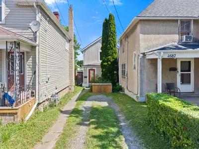 Detached in Niagara Falls