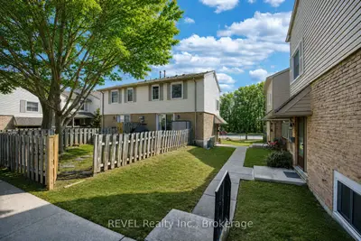 Condo Townhouse in Hamilton