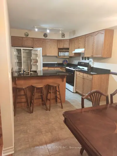 Att/Row/Townhouse in Windsor