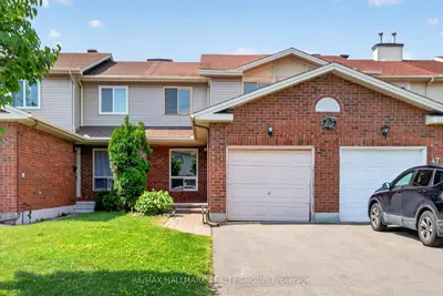 Att/Row/Townhouse in Hunt Club - South Keys and Area