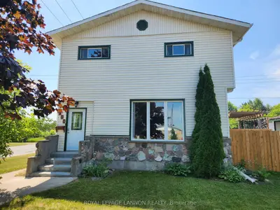 Detached in Thunder Bay
