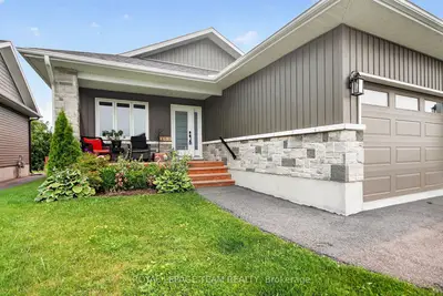 Detached in North Dundas